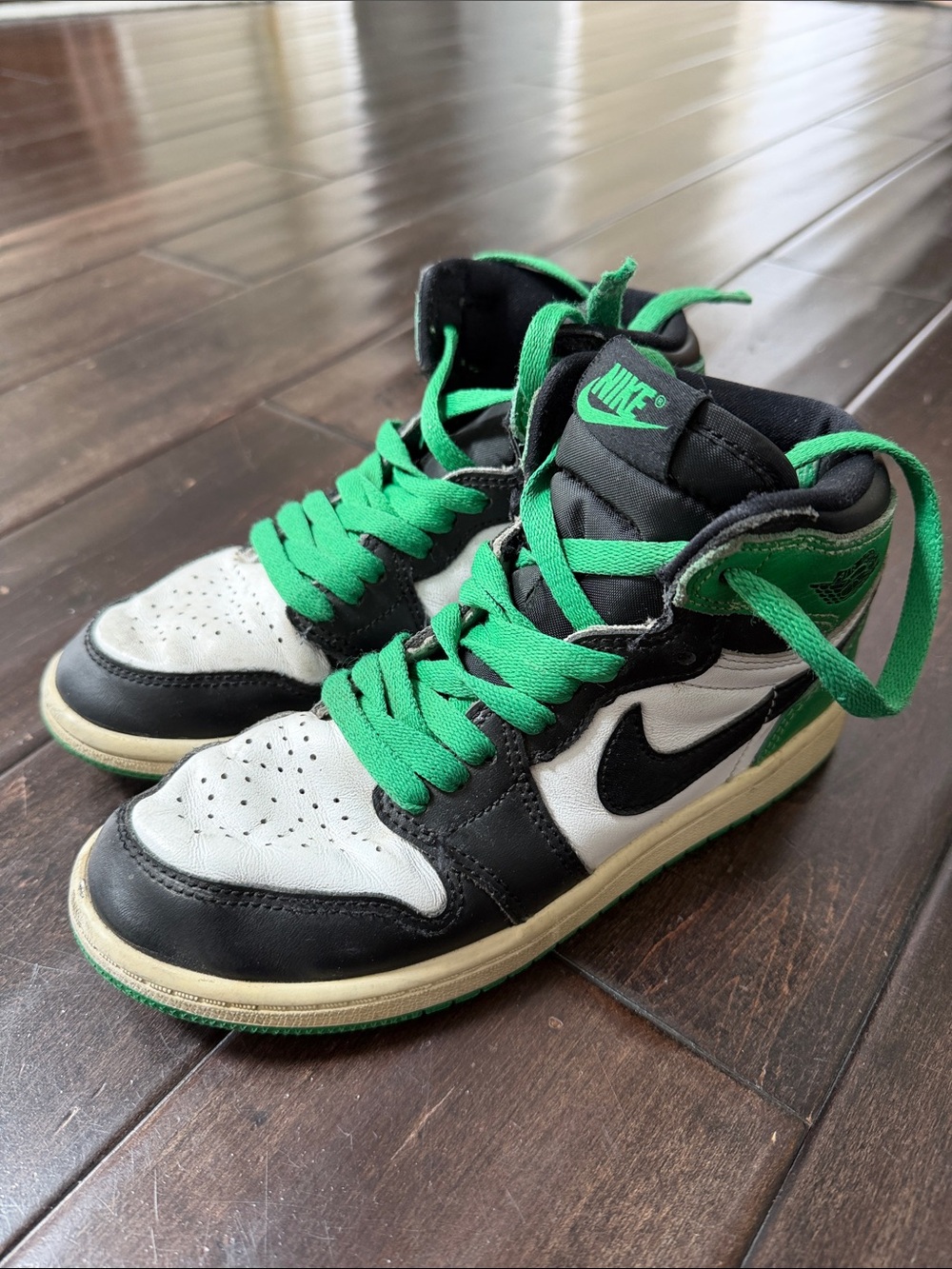 Nike Air Jordan Kids Black, White & Green High-Top Sneakers 2 Y